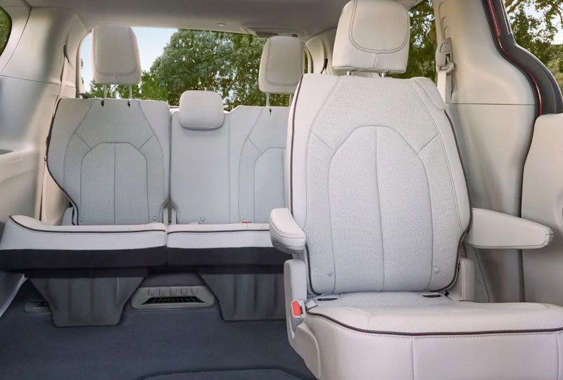 Used Chrysler Pacifica - Image 2