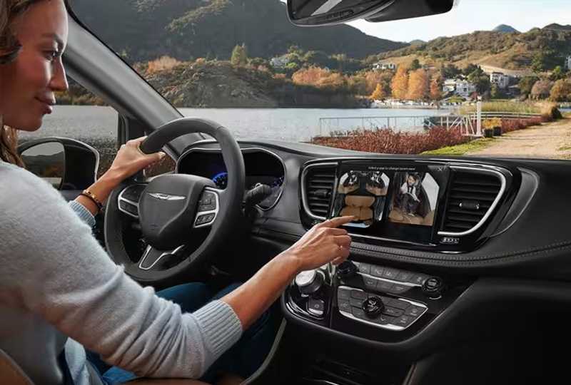 2024 Chrysler Pacific Hybrid  TECHNOLOGY